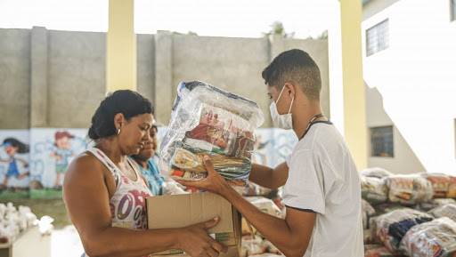 Após pedido de Almir Fernando, Prefeitura entrega cestas básicas