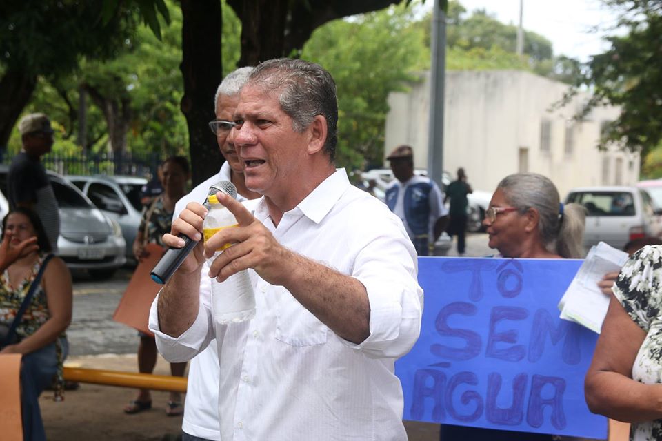 Almir Fernando reforça cobrança de água e transporte