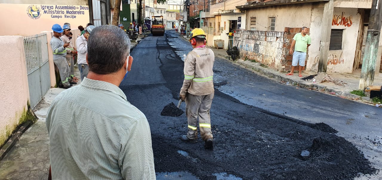 Após muitas cobranças, sai recapeamento do Alto do Tiro